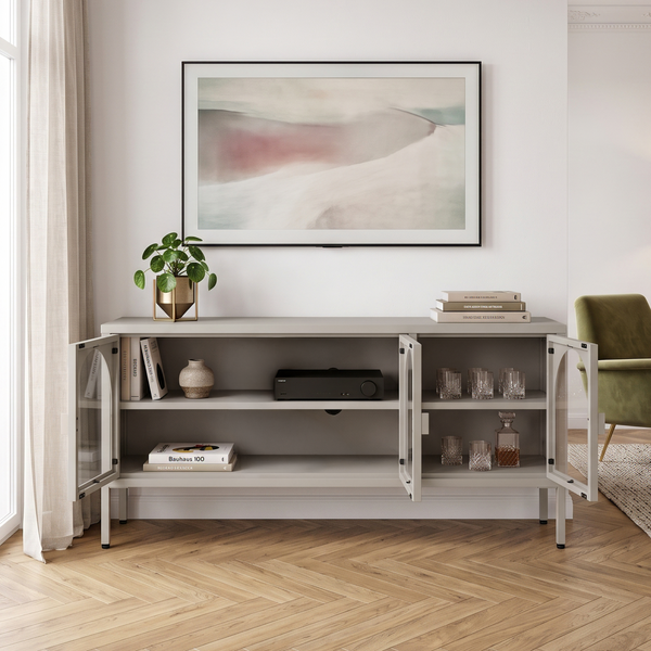 Vetrina Bassa Klippestad a 3 Ante in Vetro Credenza con 4 Scomparti 118 x 35 x 55 cm - Grigio Caldo [en.casa]

