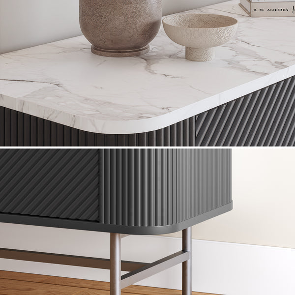 Mobile Contenitore Olvehok a 3 Ante Credenza con 4 Scomparti 110 x 40 x 77 cm - Nero / Effetto Marmo Bianco [en.casa]
