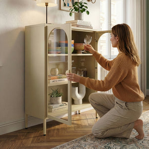 Vetrina Klippestad a 2 Ante in Vetro Credenza con 3 Scomparti 95 x 80 x 35 cm - Color Cammello [en.casa]