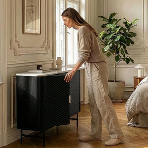Mobile Contenitore Olvehok a 3 Ante Credenza con 4 Scomparti 110 x 40 x 77 cm - Nero / Effetto Marmo Bianco [en.casa]
