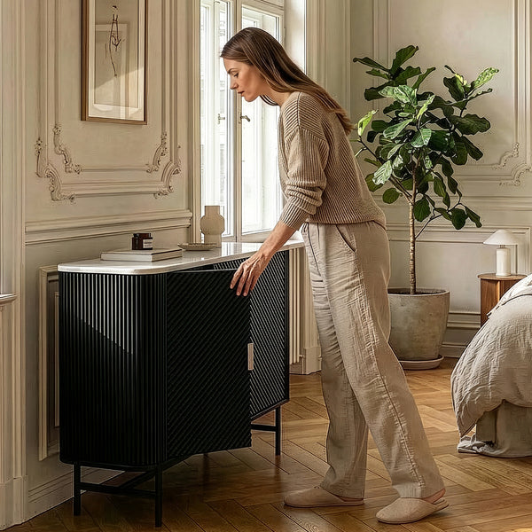 Mobile Contenitore Olvehok a 3 Ante Credenza con 4 Scomparti 110 x 40 x 77 cm - Nero / Effetto Marmo Bianco [en.casa]