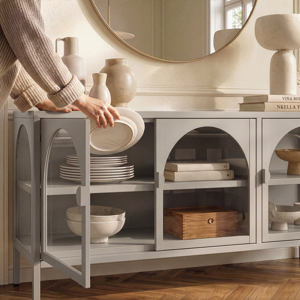 Vetrina Bassa Klippestad a 3 Ante in Vetro Credenza con 4 Scomparti 118 x 35 x 55 cm - Grigio Caldo [en.casa]

