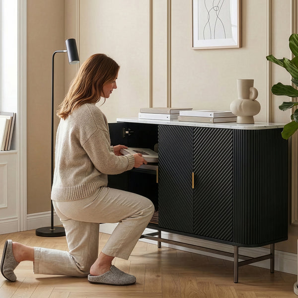 Mobile Contenitore Olvehok a 3 Ante Credenza con 4 Scomparti 110 x 40 x 77 cm - Nero / Effetto Marmo Bianco [en.casa]