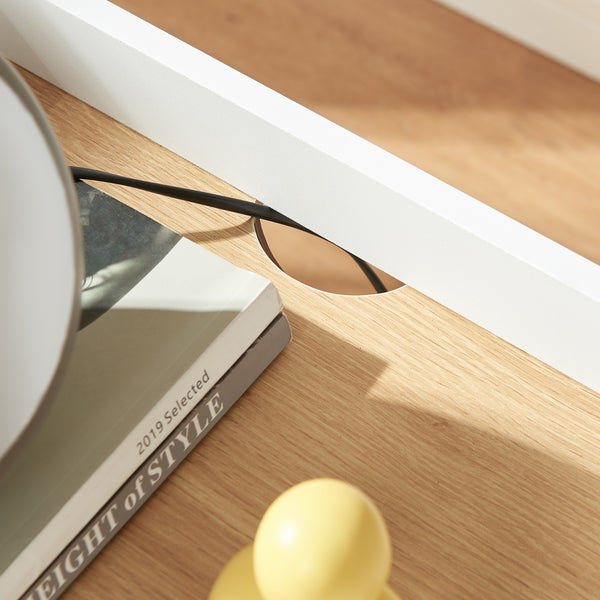 Comodino Kuorshare 55x42x37 cm Bianco/effetto quercia [en.casa]