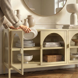 Vetrina Bassa Klippestad a 3 Ante in Vetro Credenza con 4 Scomparti 118 x 35 x 55 cm - Color Cammello [en.casa]

