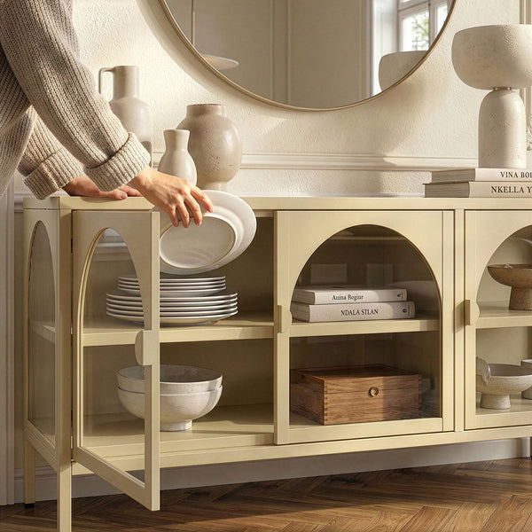 Vetrina Bassa Klippestad a 3 Ante in Vetro Credenza con 4 Scomparti 118 x 35 x 55 cm - Color Cammello [en.casa]

