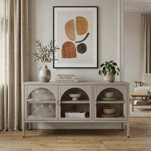 Vetrina Bassa Klippestad a 3 Ante in Vetro Credenza con 4 Scomparti 118 x 35 x 55 cm - Grigio Caldo [en.casa]

