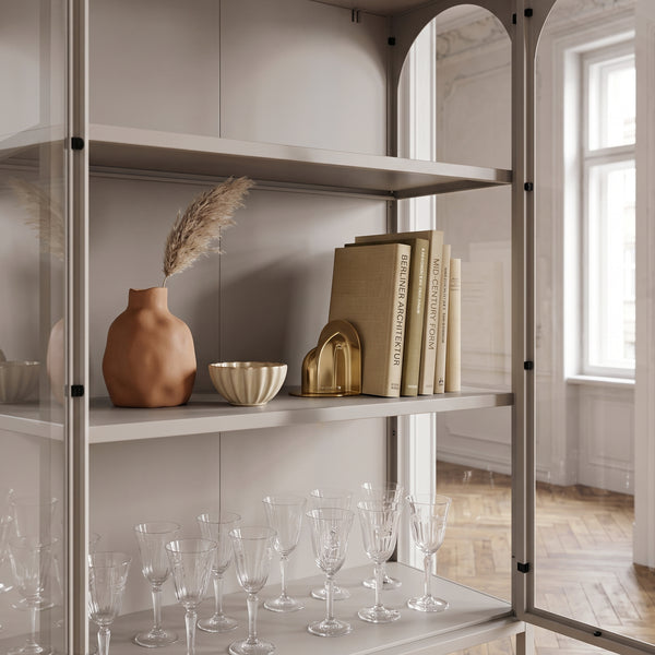 Vetrina Klippestad Credenza Alta a 2 Ante in Vetro e Ripiano Aperto 160 x 80 x 35 cm - Grigio Caldo [en.casa]