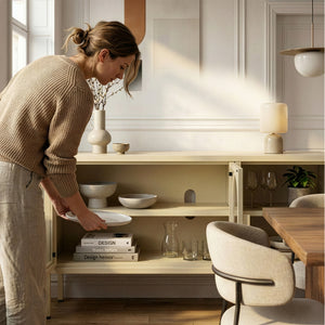 Vetrina Bassa Klippestad a 3 Ante in Vetro Credenza con 4 Scomparti 118 x 35 x 55 cm - Color Cammello [en.casa]

