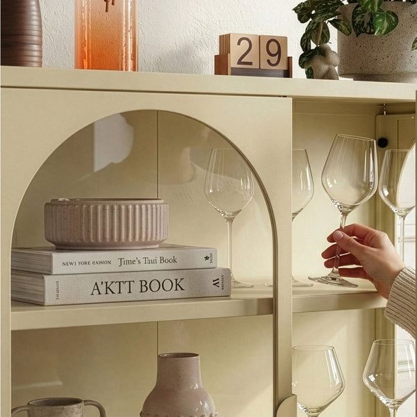 Vetrina Klippestad a 2 Ante in Vetro Credenza con 3 Scomparti 95 x 80 x 35 cm - Color Cammello [en.casa]