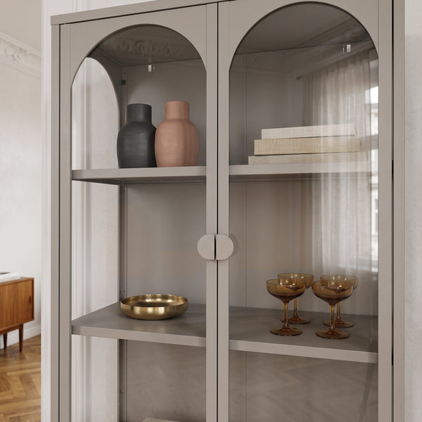 Vetrina Klippestad Credenza Alta a 2 Ante in Vetro e Ripiano Aperto 160 x 80 x 35 cm - Grigio Caldo [en.casa]