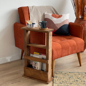 Tavolino laterale Nørhald in legno di pino, tinto [en.casa]