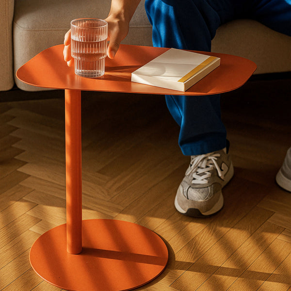 Tavolino Laterale Nastätten in Metallo con Piano di Appoggio Trapezoidale - [en.casa]