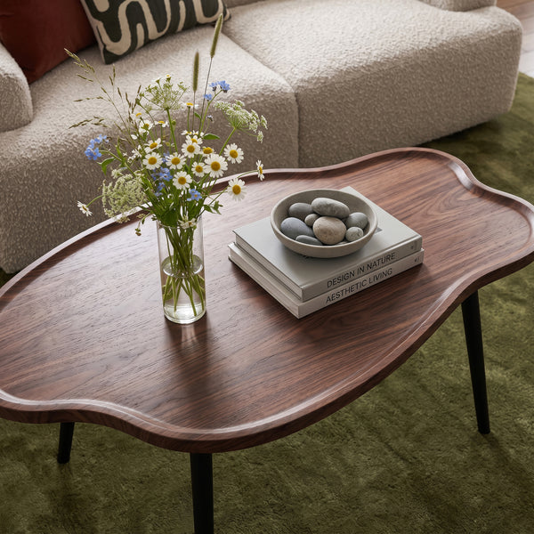 Tavolino da Caffè Trestaneng con Piano Sagomato 100x60x47 cm - Effetto Noce [en.casa] 