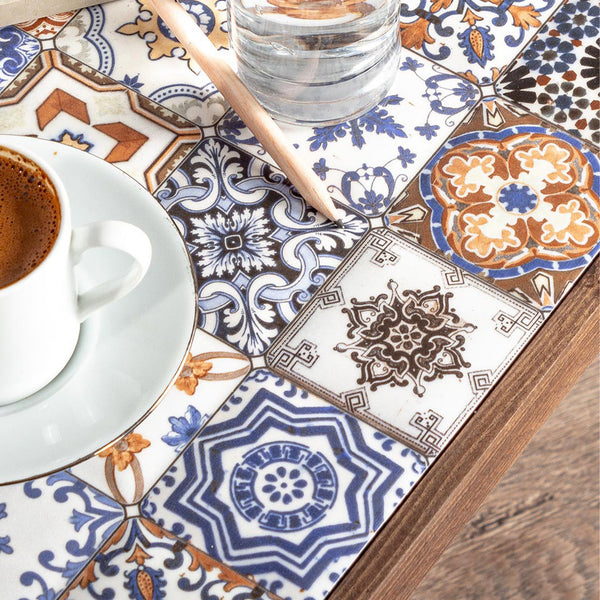 Tavolino Basso 'Gotland' con Piano Quadrato in Ceramica Decoro Fantasia e Struttura in Legno di Faggio - Vari Colori [en.casa] 