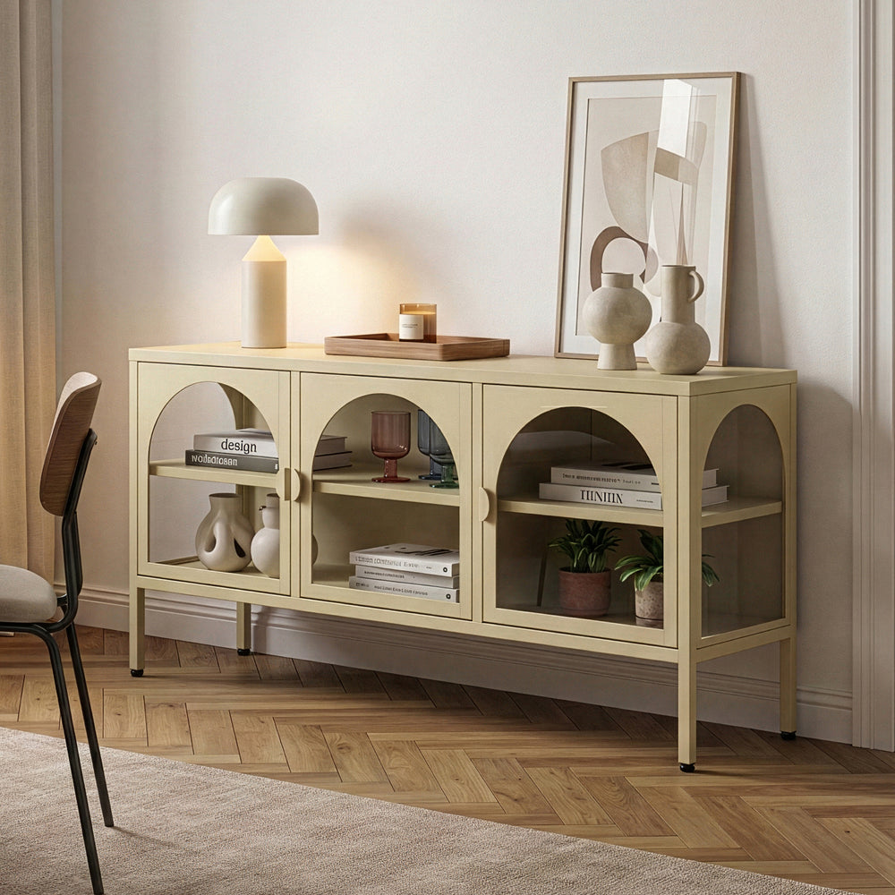 Vetrina Bassa Klippestad a 3 Ante in Vetro Credenza con 4 Scomparti 118 x 35 x 55 cm - Color Cammello [en.casa]

