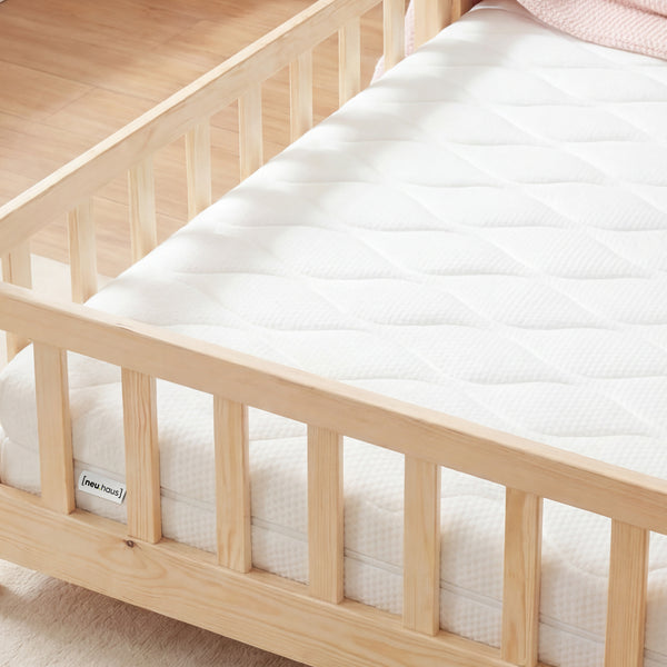 Letto per Cameretta Treviolo a Forma di Casetta in Stile Montessori con Materasso [en.casa]