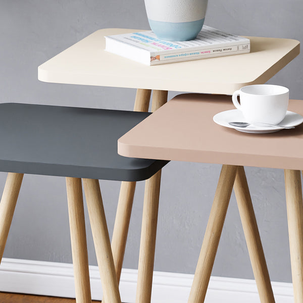 Set di 3 Tavolini Bassi da Salotto 'Hobro' in Altezze Diverse - Piano Quadrato e Gambe in Faggio - Vari colori [en.casa]