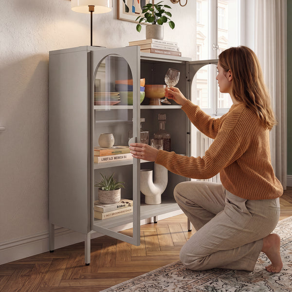 Vetrina Klippestad a 2 Ante in Vetro Credenza con 3 Scomparti 95 x 80 x 35 cm - Grigio Caldo [en.casa]