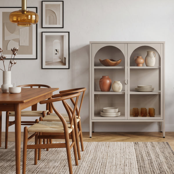 Vetrina Klippestad a 2 Ante in Vetro Credenza con 3 Scomparti 95 x 80 x 35 cm - Grigio Caldo [en.casa]