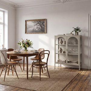 Vetrina Klippestad a 2 Ante in Vetro Credenza con 3 Scomparti 95 x 80 x 35 cm - Grigio Caldo [en.casa]