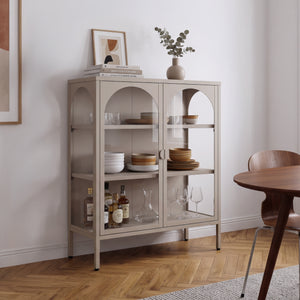 Vetrina Klippestad a 2 Ante in Vetro Credenza con 3 Scomparti 95 x 80 x 35 cm - Grigio Caldo [en.casa]
