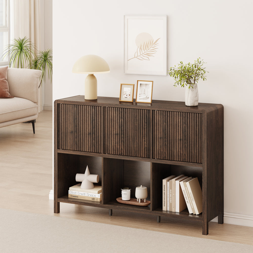 Credenza Bassa Lukkodso con Ante e Scomparti Aperti [en.casa]